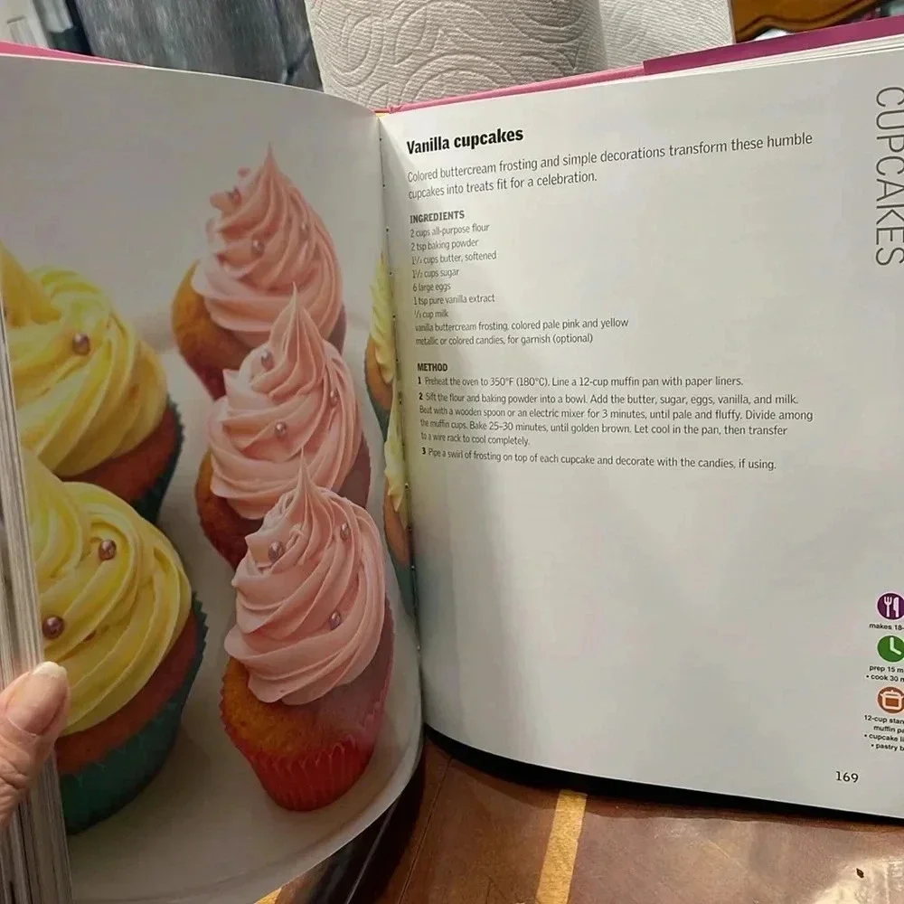 Every day easy cakes & cupcakes recipe book